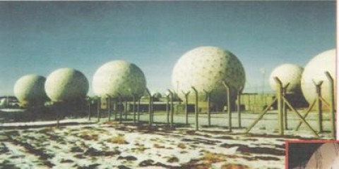 Nas bases do Echelon, há poderosas antenas, protegidas por esferas de material que amplifica seu poder. Acima, algumas antenas de Menwith Hill, Inglaterra.