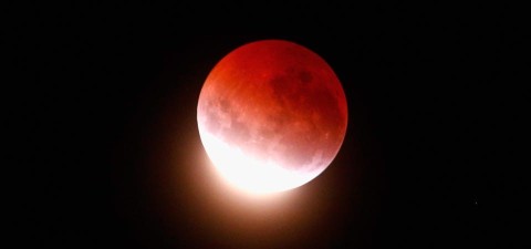 Uma lua vermelha de sangue ilumina o cÃ©u durante um eclipse lunar total em 4 de abril de 2015 em Auckland, Nova ZelÃ¢ndia.