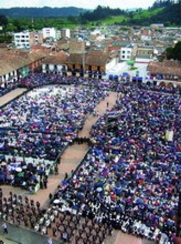 Autoridades religiosas, civis e militares, rendem homenagem à padroeira da Colômbia no dia de sua festa, em Chiquinquirá.