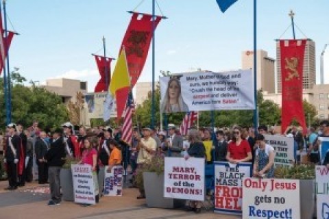 A TFP norte-americana em campanha contra missa negra no Oklahoma City Civic Center.