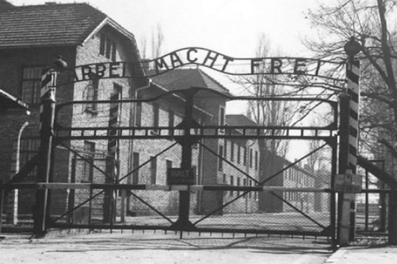 Entrada do campo de exterm?nio de Auschwitz. Pesquisa feita pelo Hospital de Monte Sinai, nos Estados Unidos, traz um sinal de que experi?ncias de vida dos pais podem afetar o genoma de seus filhos.