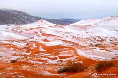 Montanhas no Saara são cobertas por neve, na região de Ain Sefra, na Argélia