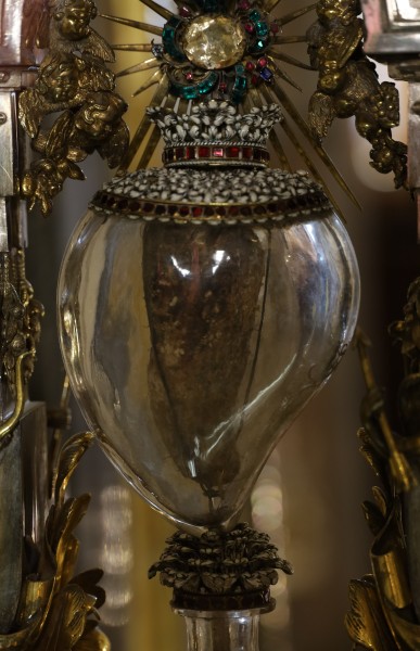 RelÃ­quia do coraÃ§Ã£o de Santa Teresa de Ãvila com a ferida do dardo visÃ­vel. A relÃ­quia encontra-se no convento carmelita de Alba de Tormes, perto de Salamanca. Fonte: https://www.flickr.com/photos/paullew/50487951067/