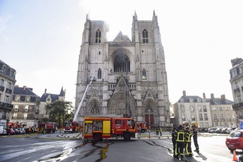 Bombeiros trabalham para apagar as chamas do incêndio na Catedral de Nantes em 18 de Julho de 2020. (Foto de Sebastien Salom-Gomis/AFP via Getty Images)