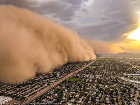 Enorme tempestade de areia sufoca a cidade de Fênix, Arizona %u2013 EUA.