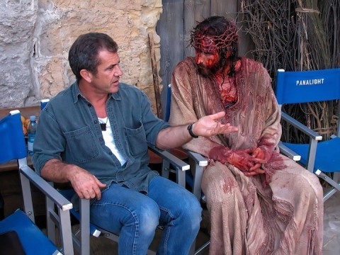 Mel Gibson e Jim Caviezel no set de A Paixão de Cristo (Foto: Reprodução/IMDB)