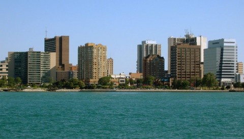 A cidade de Windsor, no Canadá, vista a partir de Detroit, nos EUA.