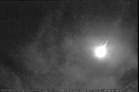 Bola de fogo registrada pelas c?meras de monitoramento do observat?rio SONEAR/BRAMON, ?s 01h43 UTC do dia 01 de abril de 2016.  