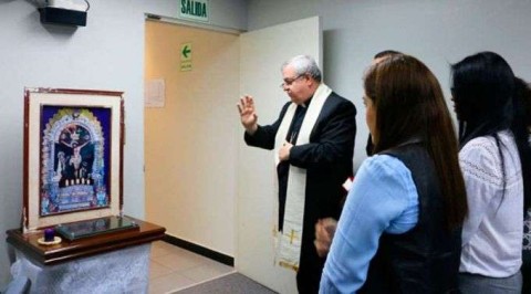 Dom JosÃ© Antonio Eguren abenÃ§oa a imagem do Senhor dos Milagres que resistiu intacta 10 dias debaixo d%u2019Ã¡gua. Foto: Arquidiocese de Piura.