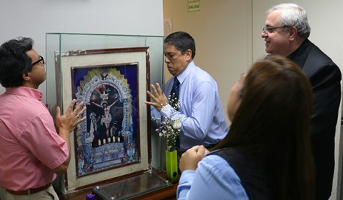 ApÃ³s a imagem ser encontrada, as autoridades do BCP dispuseram que o quadro seja protegido por uma urna de vidro. Foto: Arquidiocese de Piura.