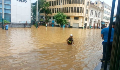 InundaÃ§Ã£o em marÃ§o deste ano no centro de Piura. O escritÃ³rio afetado do BCP pode ser visto Ã  esquerda da imagem. Foto: Arquidiocese de Piura.