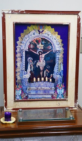 Quadro do Senhor dos Milagres. A imagem estÃ¡ intacta, apesar dos danos no quadro. Foto: Arquidiocese de Piura.