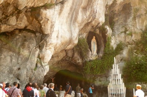 A gruta de Massabielle em Lourdes, onde ocorreram as apariÃ§Ãµes de Nossa Senhora. 