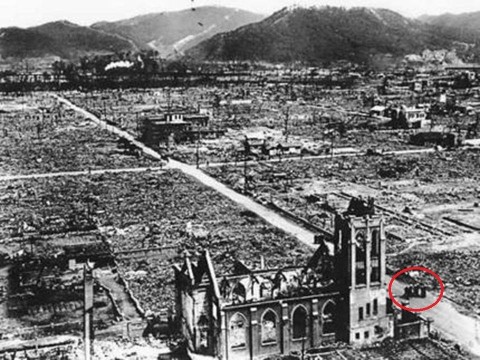 Igreja Nossa Senhora da Assunção, uma das poucas construções que ficou em pé após o bombardeio. Em destaque os 4 padres sobreviventes.