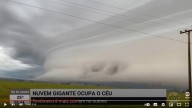 Nuvem gigante ocupa quase todo o céu e parte dela chega a tocar o chão (vídeo) 