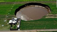 Grande sumidouro aparece nos campos dos agricultores no México