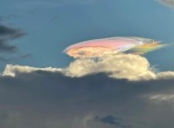 Nuvem lenticular com iridescência aparece perto de Mareeba, Austrália.