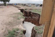 Enorme fenda crescente engole rua e casas no México 