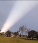 Fenômeno: Feixe de luz aparece nos céus de cidade na Colômbia.