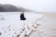 Fenômeno raríssimo faz praia ficar coberta de bolas perfeitas de neve