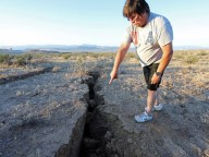 Rachaduras gigantes no chão aparecem no Deserto de Mojave, perto dos epicentros da Califórnia, dois dos principais terremotos da Califórnia