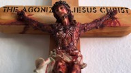 Crucifixo de Jesus agonizante destila óleo e líquido vermelho