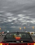 Nuvens em formato de ondas no céu do Canadá