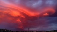 Nuvem lenticular vermelho-sangue engolfa o céu sobre Gallup, Novo México