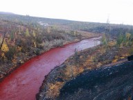 Rio na Rússia fica vermelho sangue e assusta moradores