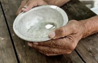 O Terceiro Selo será revelado quando o homem lutar por alimento, quando a fome apoderar-se da humanidade.