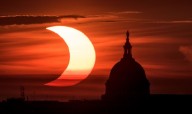 Eclipse solar anular é visto em partes do hemisfério norte