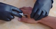 MARCA DA BESTA: Microchips implantados em seres humanos logo se tornarão predominantes