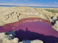 Piscina de água perto do Mar Morto fica vermelha como sangue