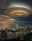 Nuvens lenticulares no céu de Manhattan.