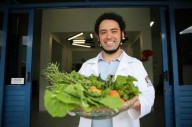 Conheça o incrível médico que largou os remédios para receitar plantas