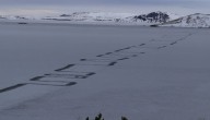 Misteriosas linhas geométricas surgem em lago congelado na Islândia