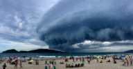 Estranha formação de nuvem impressiona banhistas em Praia do Campeche, Florianópolis, SC 