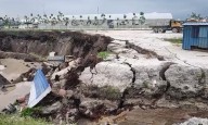 Gigantesca cratera do tamanho de 40 piscinas olímpicas engole caminhões e edifícios na Malásia