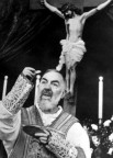 VIDEO - Imagens de Padre Pio em sua vida diária