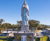 Estátua de N. Sra com 40 metros de altura, cruz panorâmica com 50 metros e o maior Terço Suspenso do Mundo. Conheça o Complexo Nossa Sra. de Lourdes e do Louvor, em Santa Catarina.