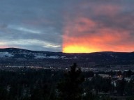 Céu se divide em dois durante pôr-do-sol no Canadá