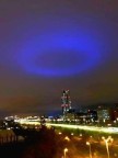 Estranho anel azul fotografado no céu noturno de Budapeste, Hungria.