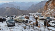 Neve cai em deserto da Arábia Saudita e fascina moradores