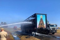 Painel com a estampa de Nossa Senhora Aparecida fica intacto após fogo destruir carga de carreta