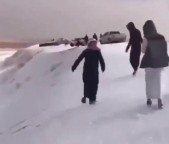 Neve e granizo cobrem o deserto na Arábia Saudita